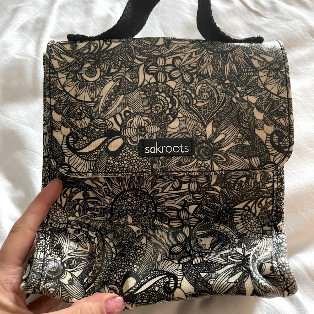 Sak Roots lunch bag Black and white spirit desert print